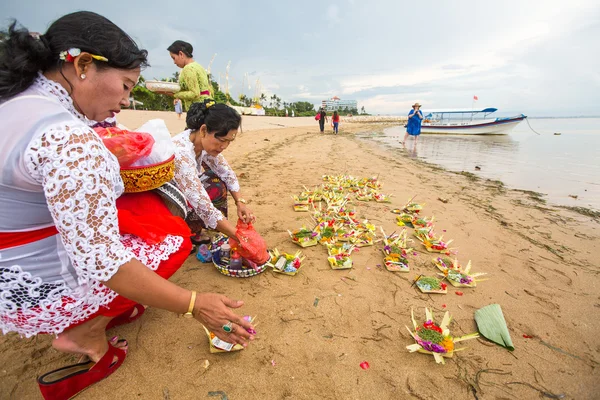 People during performed Melasti Ritual. — Stock Photo, Image