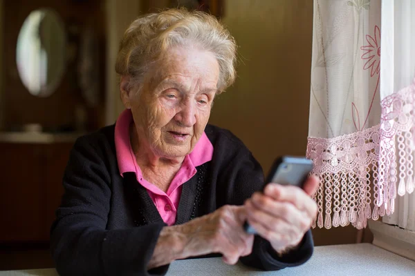 Mulher digitando em um smartphone . — Fotografia de Stock