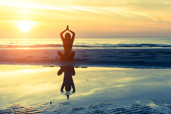 Женщина-йога-силуэт
