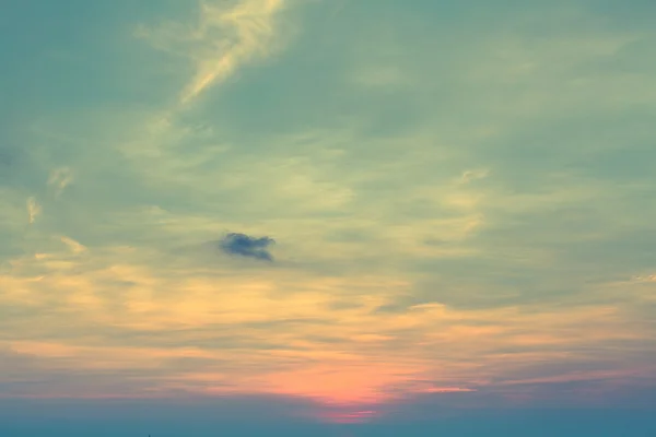 Blauwe lucht met wolken — Stockfoto