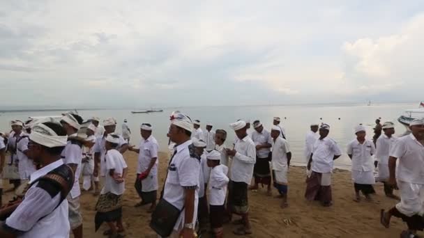 Místní obyvatelé během prováděné Melasti rituál na ostrově Bali, Indonésie. — Stock video