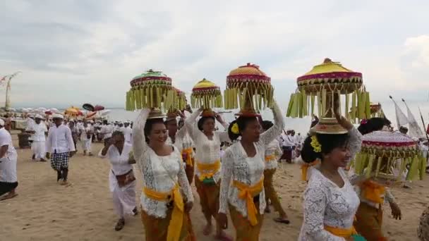 Místní obyvatelé během prováděné Melasti rituál na ostrově Bali, Indonésie. — Stock video