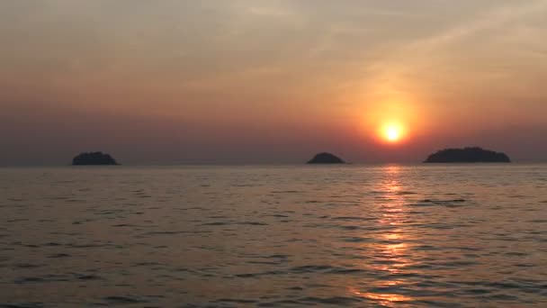 Pôr do sol na costa do mar. — Vídeo de Stock