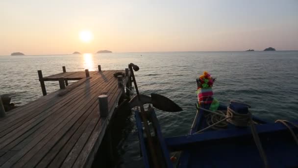Barco de pesca tailandés y pasarela de madera — Vídeos de Stock