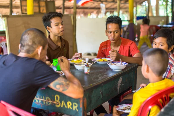 Niños en el aula a la hora del almuerzo — Foto de Stock