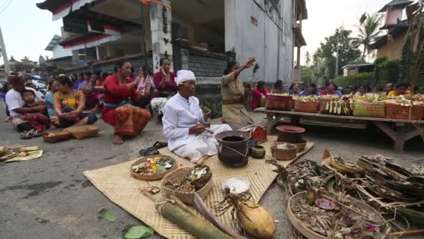 Pessoas durante o ritual antes de Nyepi — Vídeo de Stock