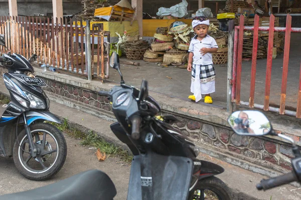 Çocuk önce Nyepi kutlama sırasında — Stok fotoğraf