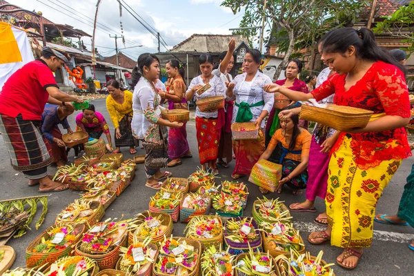 Mensen tijdens de viering voor Nyepi — Stockfoto