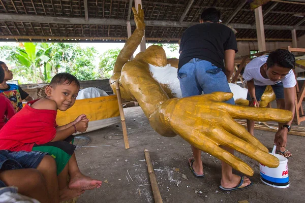 Unidentified local people during built Ogoh-ogoh — Stock Photo, Image