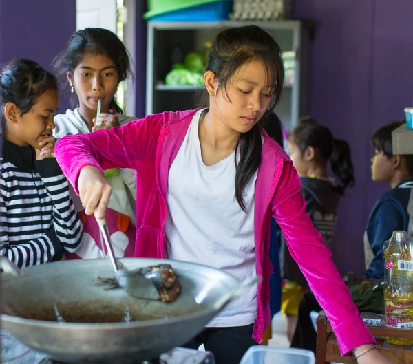 Los niños reciben comida a la hora del almuerzo en la escuela —  Fotos de Stock