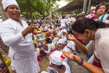 Melasti ayin sırasında kimliği belirsiz kişi
