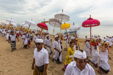 İnsanlar Melasti ayin sırasında