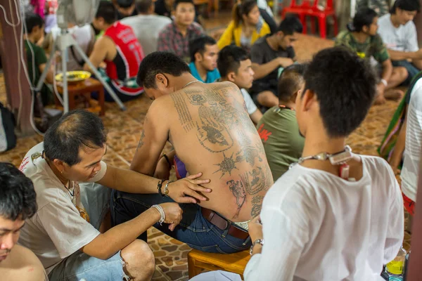 Munk gör traditionella yantra tatuering — Stockfoto