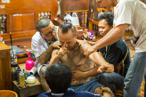 Munk gör traditionella yantra tatuering — Stockfoto