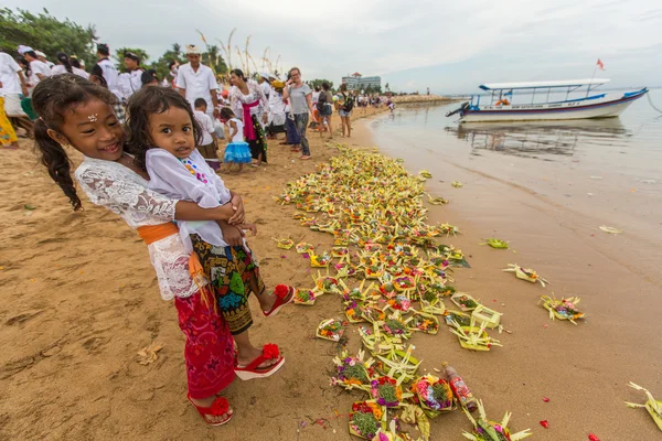 Pessoas durante o Ritual de Melasti — Fotografia de Stock