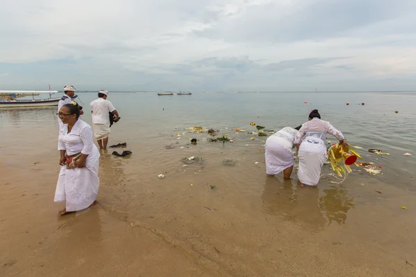 Människor under Melasti Ritual — Stockfoto