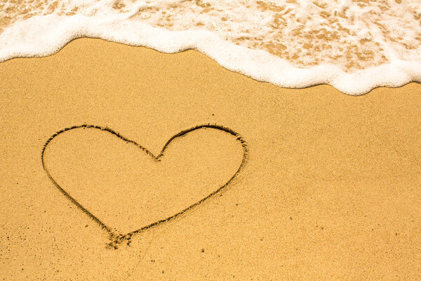сердце нарисовано на песке