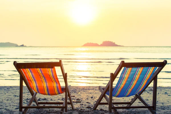 Twee ligstoelen op een strand. — Stockfoto