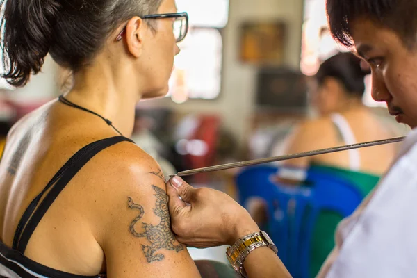 Monge faz tatuagem tradicional Yantra — Fotografia de Stock