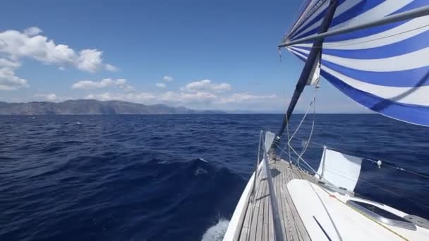 Velero en el mar Mediterráneo — Vídeos de Stock