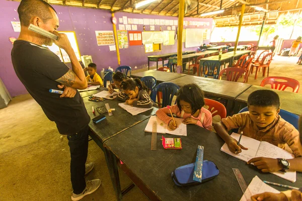 Crianças em lição na escola — Fotografia de Stock