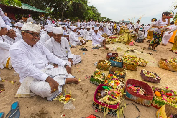 Unbekannte während Melasti-Ritual — Stockfoto