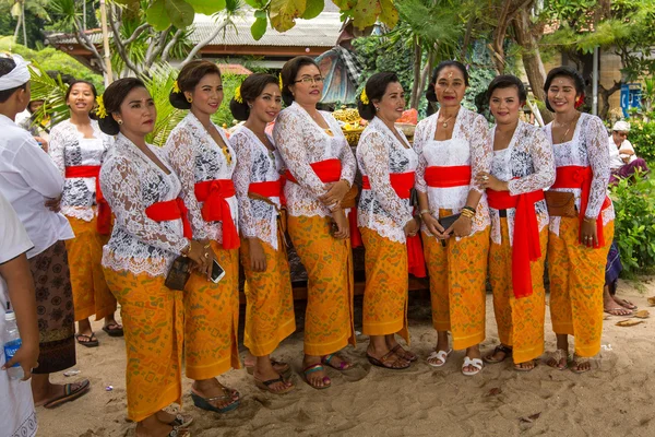 Personnes non identifiées pendant le rituel Melasti — Photo