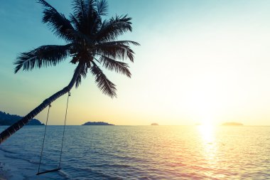 Tropikal sahilde gün batımı