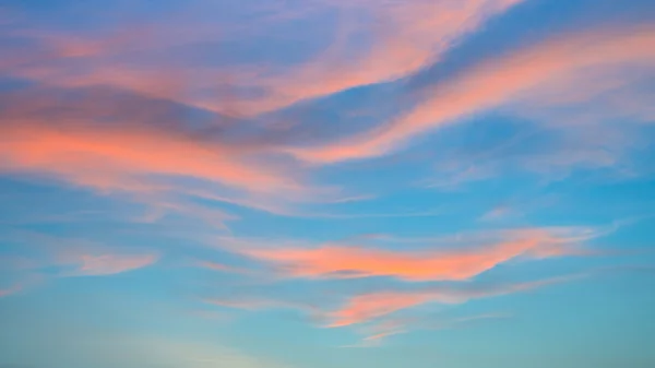 Blauwe lucht met roze wolken — Stockfoto