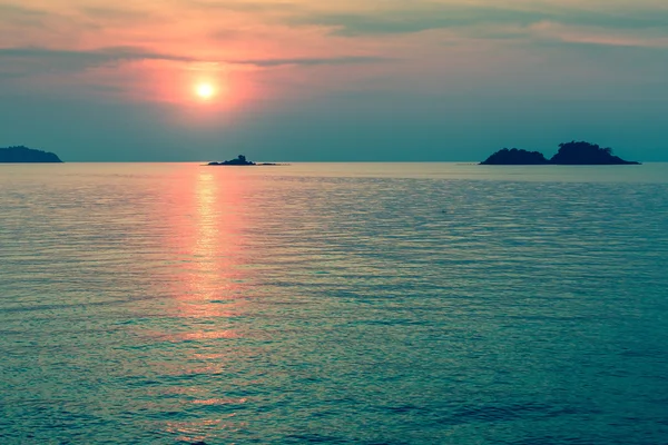 Hermoso atardecer en el mar —  Fotos de Stock