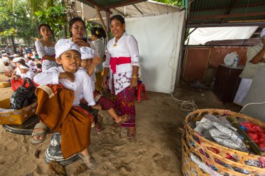 Melasti ayin sırasında kimliği belirsiz kişi