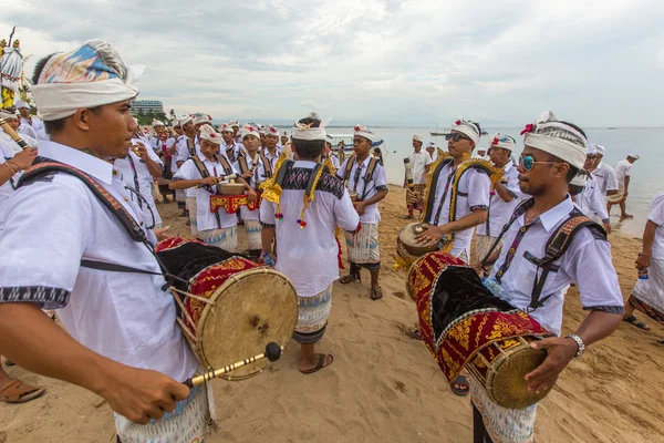 Personas no identificadas durante el ritual de Melasti — Foto de Stock