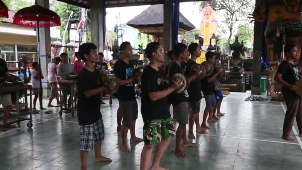 Adolescents pendant les préparatifs pour le défilé Ngrupuk — Video