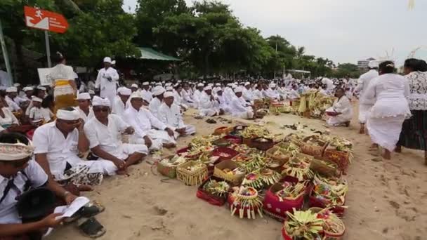 Persone non identificate durante il rituale Melasti — Video Stock