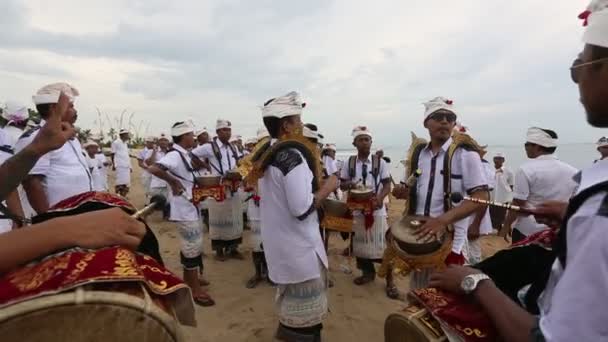 Unbekannte während Melasti-Ritual — Stockvideo