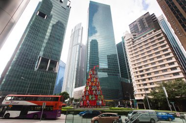 Marina Bay bölgesinde binalar manzarası.