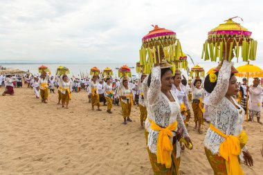 Melasti ayin sırasında kimliği belirsiz kişi