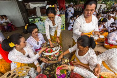 Melasti ayin sırasında kimliği belirsiz kişi