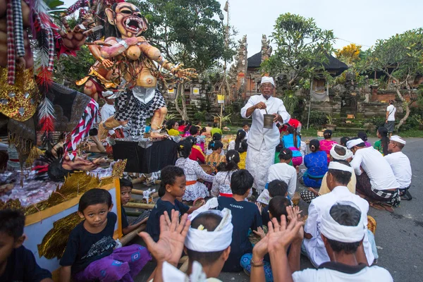 Ludzie podczas uroczystości przed Nyepi — Zdjęcie stockowe