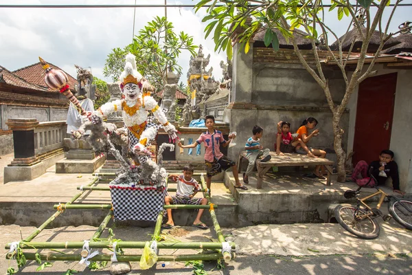 Pessoas durante a celebração antes de Nyepi — Fotografia de Stock