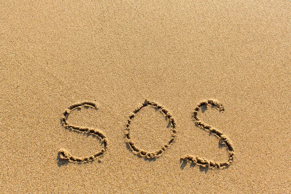 Sos-写在沙滩上. — 图库照片