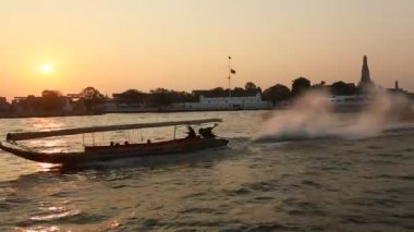 Yerel ulaşım tekneyle Chao Phraya Nehri. Bangkok, Tayland