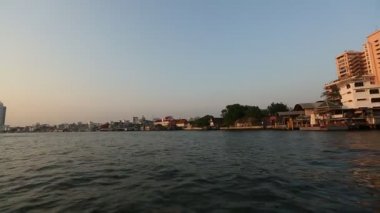 Yerel ulaşım tekneyle Chao Phraya Nehri. Bangkok, Tayland