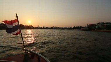 Yerel ulaşım tekneyle Chao Phraya Nehri. Bangkok, Tayland