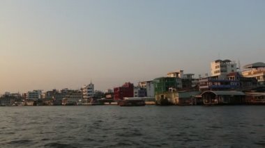 Yerel ulaşım tekneyle Chao Phraya Nehri. Bangkok, Tayland