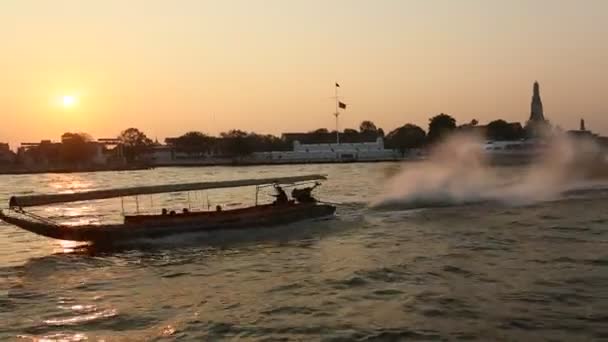 Barco de transporte local en el río Chao Phraya. Bangkok, Tailandia — Vídeos de Stock