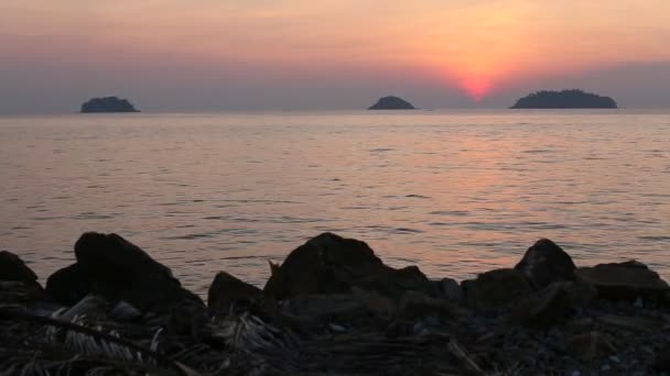 Vacker solnedgång över havet — Stockvideo