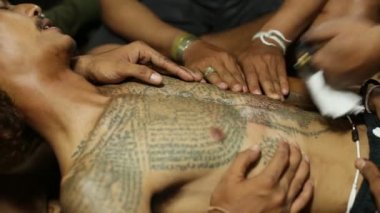 keşiş geleneksel yantra dövme yapar