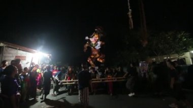 insanlar Nyepi - Bali dili yeni yıl kutlamaları sırasında
