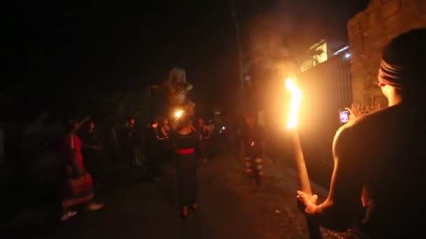 Personas durante la celebración de Nyepi - Año Nuevo Balinés — Vídeo de stock